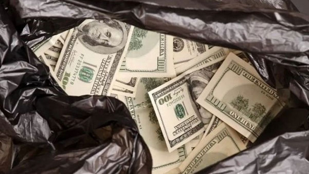 ABD'den bir adam, bulduğu para dolu çantayı polise teslim etmediği için tutuklandı