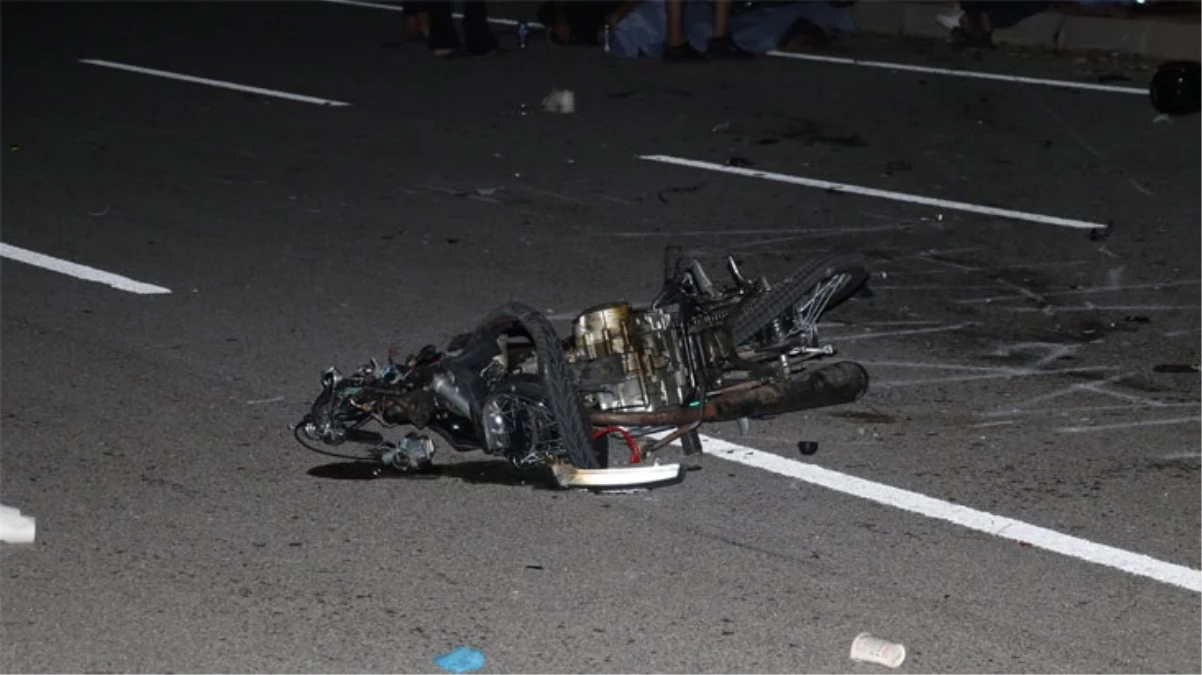 Antalya'da trafiğe kapalı yolda 2 motosiklet baş başa çarpıştı! 3 genç hayatını kaybetti