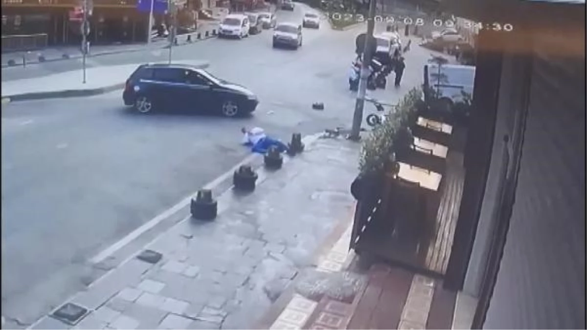 Arnavutköy'de motosiklet şoförü arabayla çarpıştı