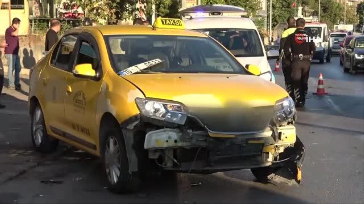 Bursa'da 2 Araba Çarpıştı, Araçlardan Birisi Markete Daldı