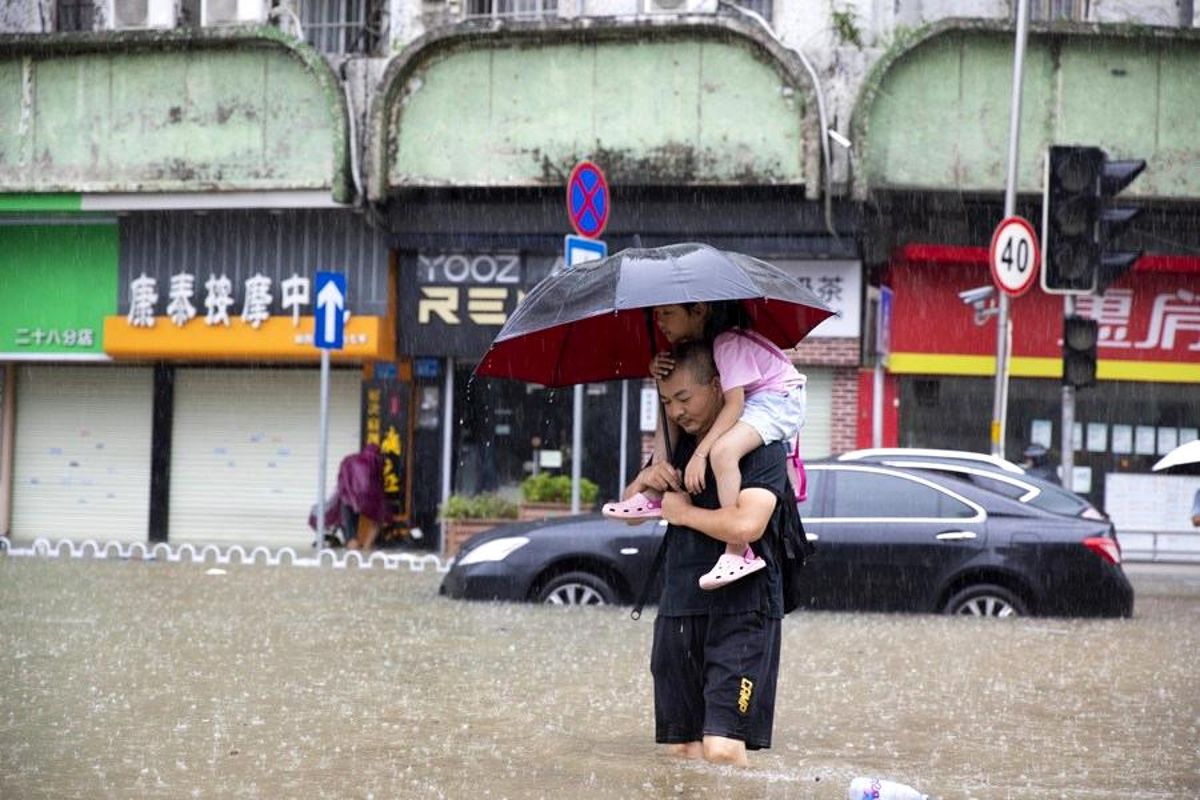 Çin'de Şiddetli Yağış ve Sel: 80.000 Kişi Tahliye Edildi