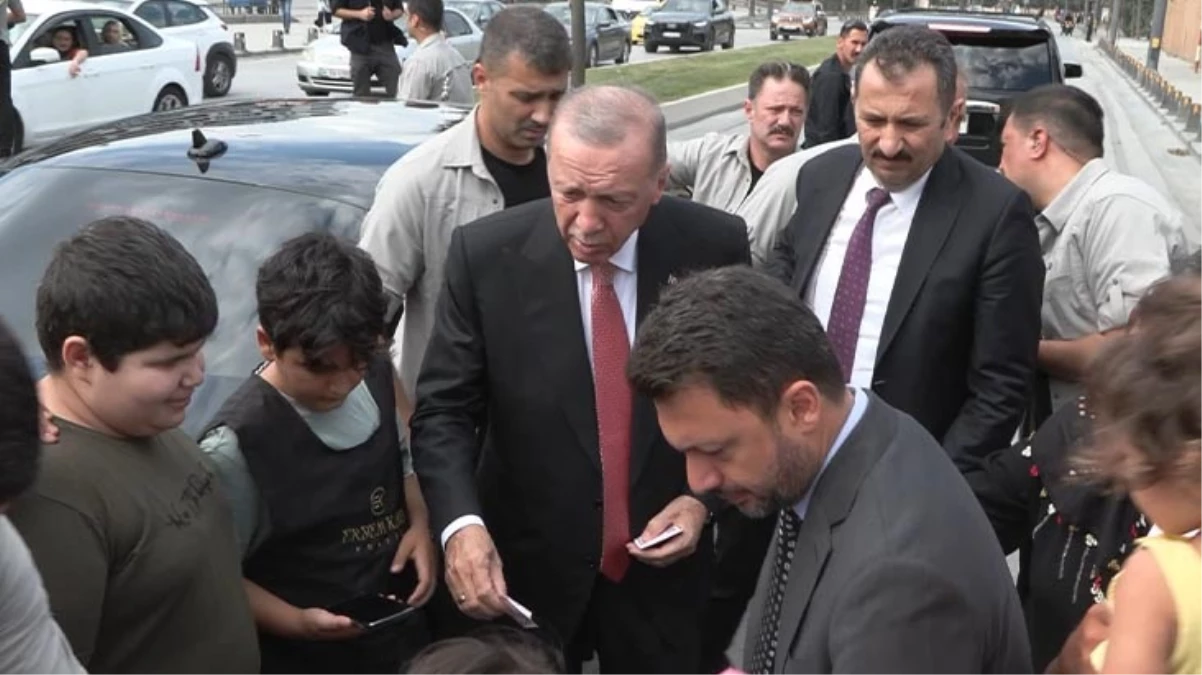 Cumhurbaşkanı Erdoğan, kendisini bekleyen vatandaşları görünce aracından indi