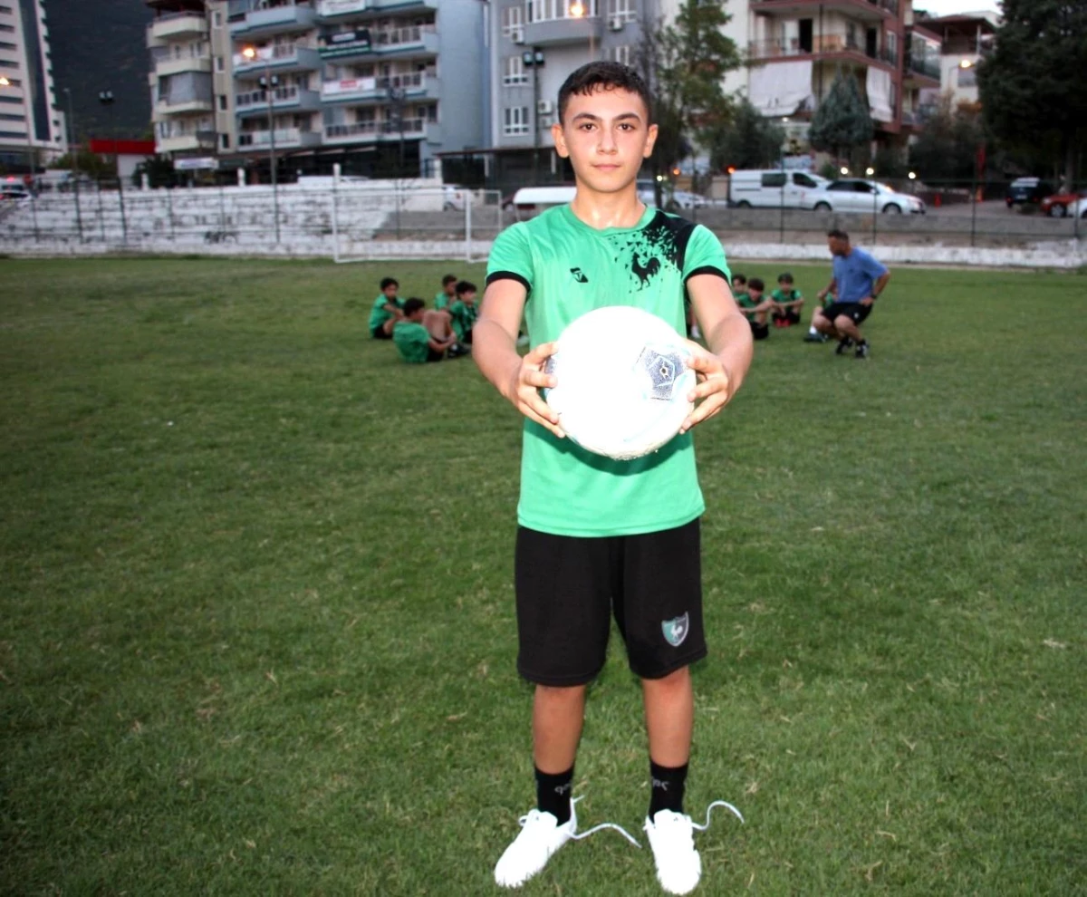 Ercüment Dilmen'in torunu Mustafa Berk Karakaya, futbol mesleğine süratle ilerliyor