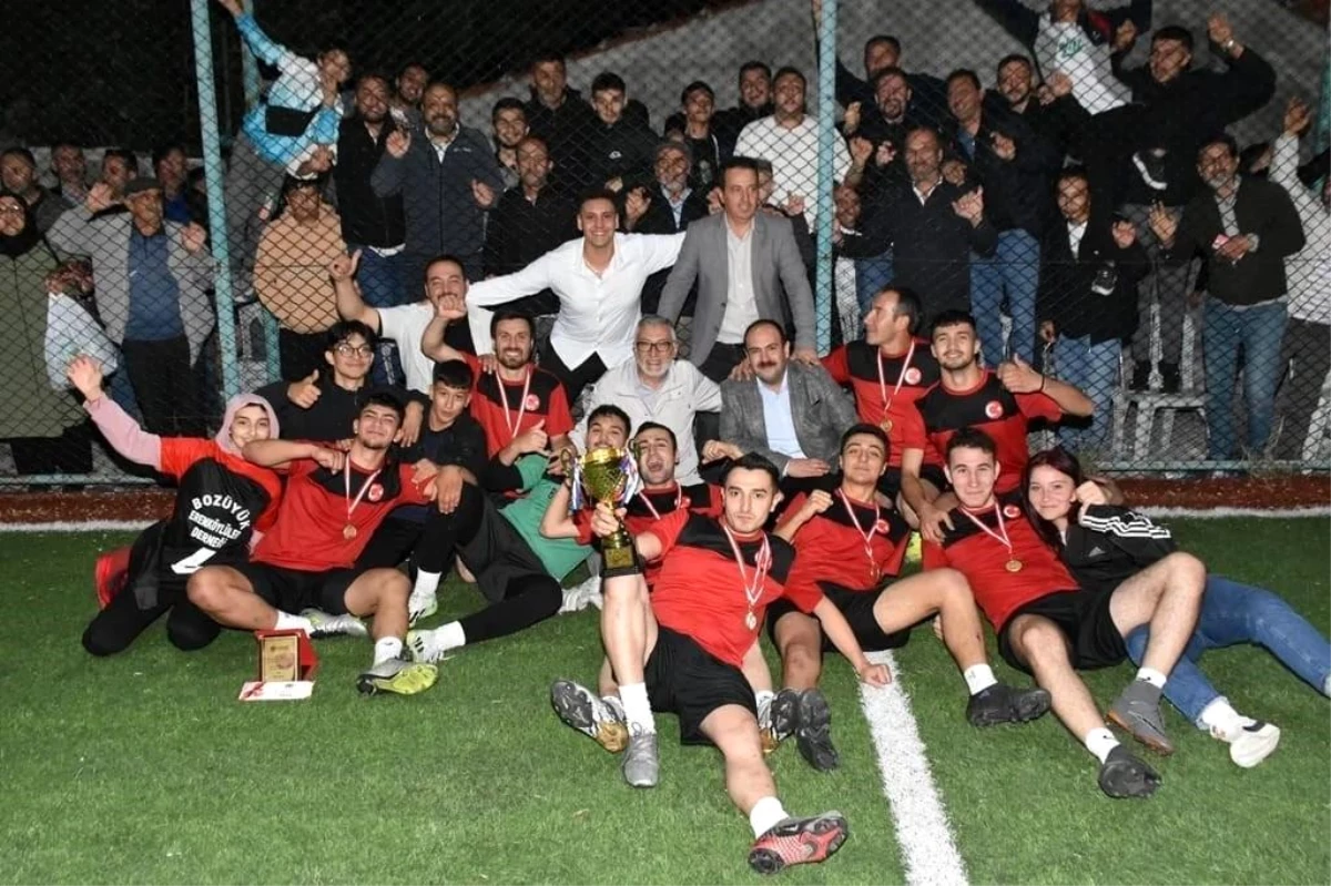 Erenköy, İnönü Halı Saha Futbol Turnuvası'nın Şampiyonu Oldu