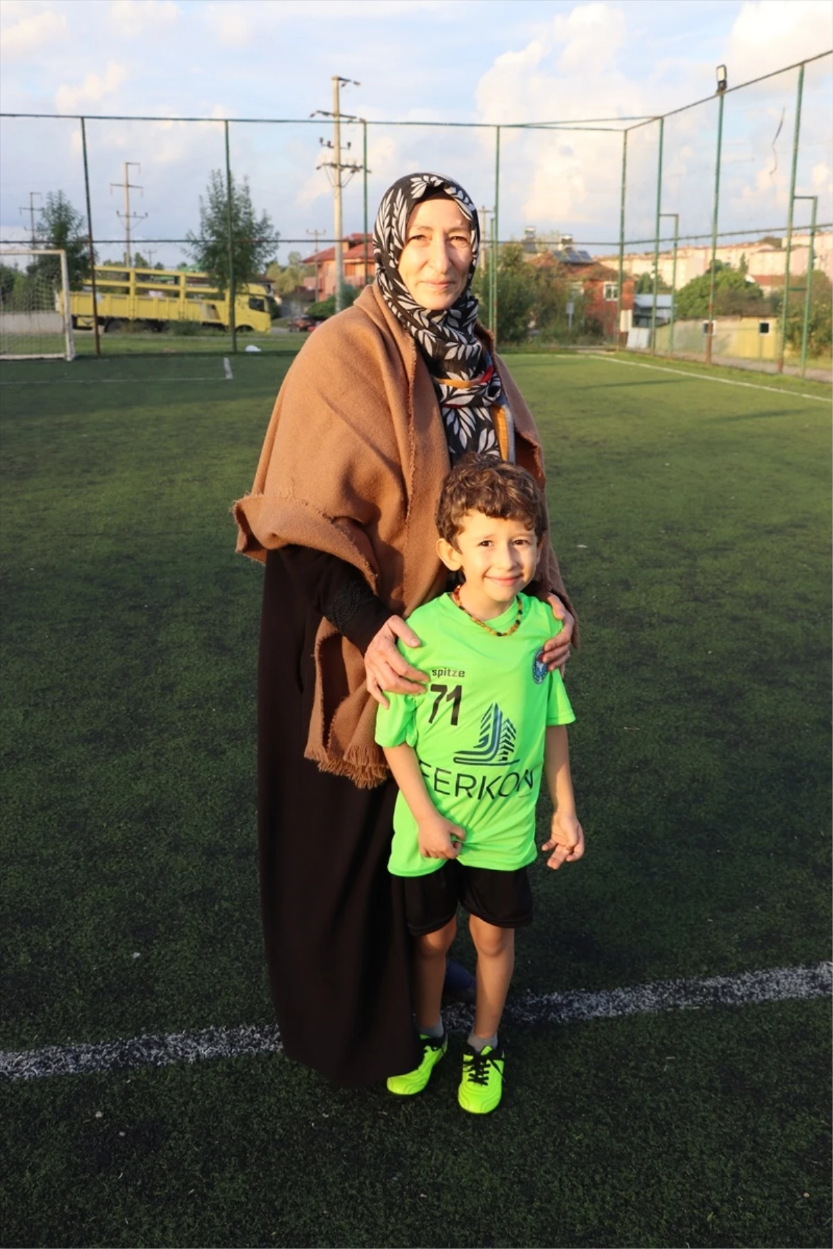 Ferizli Spor Okulları, 6-12 yaş kümesindeki öğrencilere futbol eğitimi veriyor
