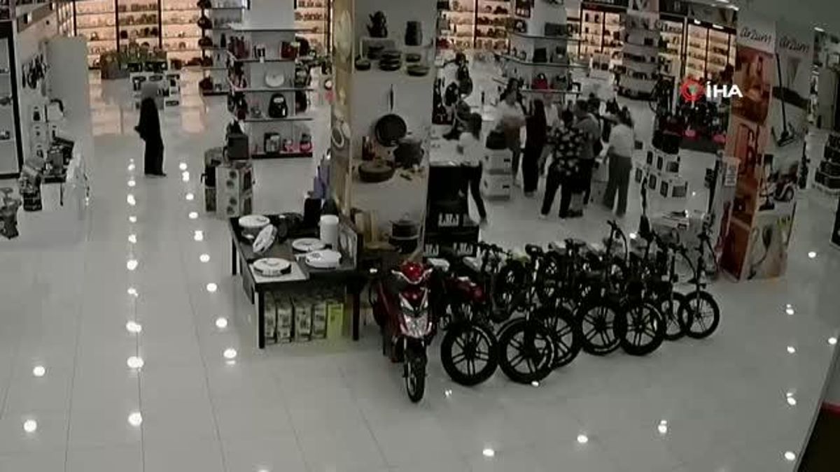 Isparta'da mağaza çalışanları ile müşteri çift ortasındaki hengame kamerada