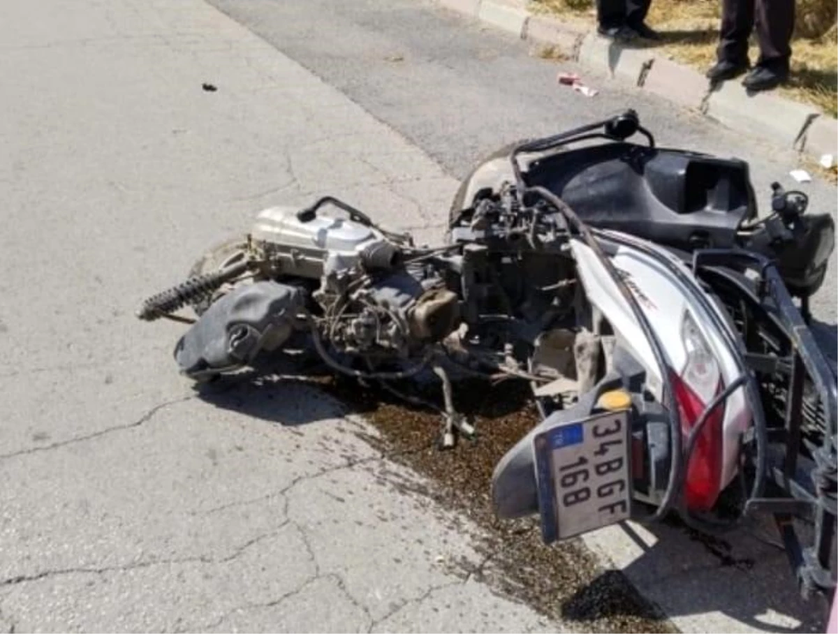 Isparta'da motosiklet ile ticari taksinin çarpıştığı kazada motosiklet şoförü ağır yaralandı