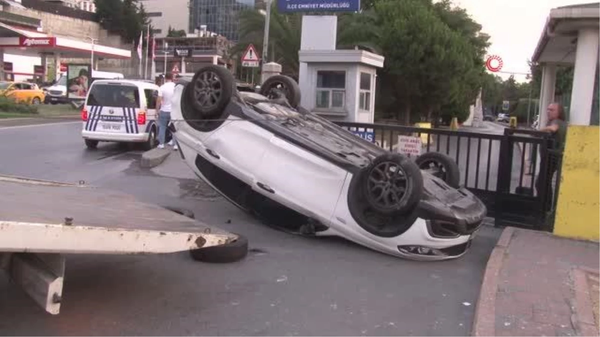 İstanbul Kağıthane'de Kırmızı Işıkta Geçen Araba Kaza Yaptı