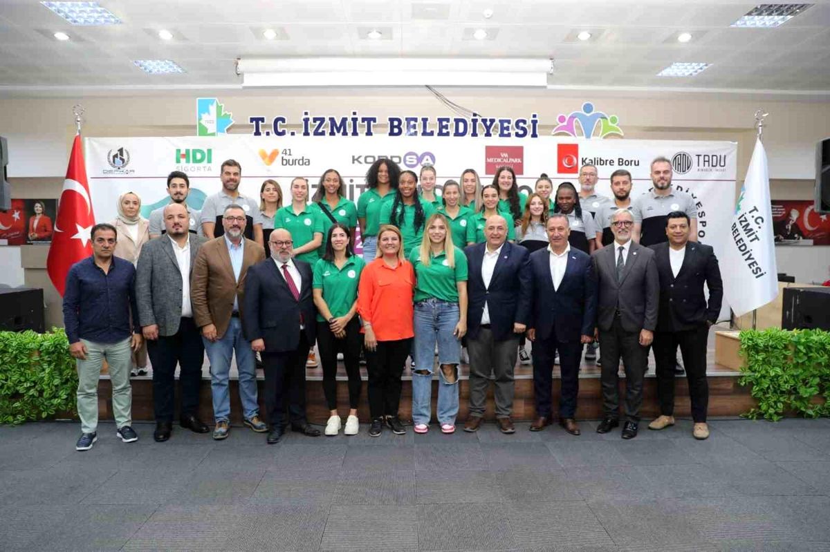 İzmit Belediyespor Bayan Basketbol Ekibi'nin yeni takımı tanıtıldı