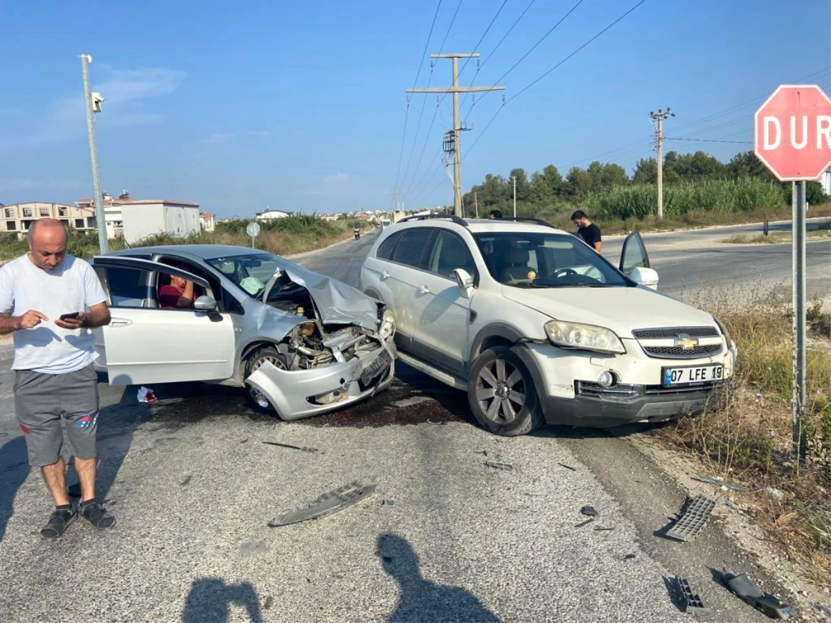 Manavgat'ta Araba Çarpışması: Bir Kişi Yaralandı