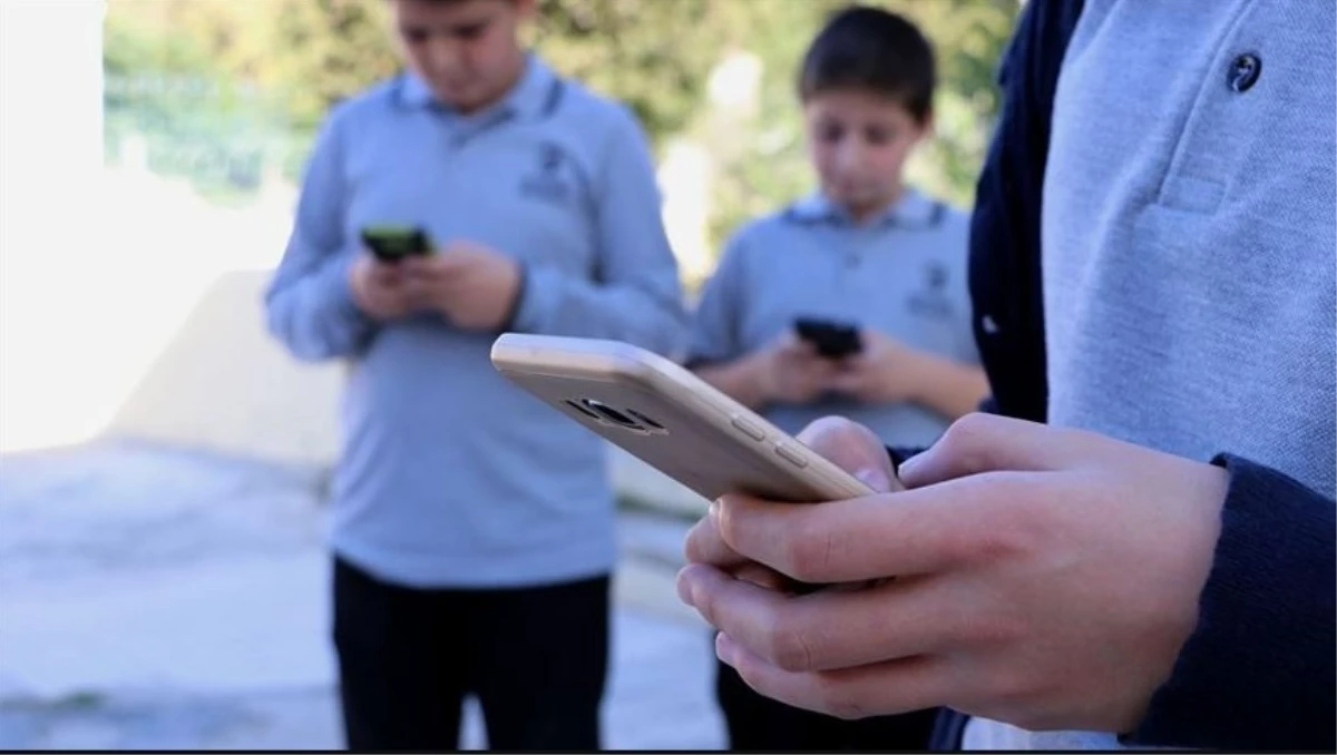 Okullarda telefon yasak mı 2023? Okula, sınıfa ve derse cep telefonuyla girmek yasaklandı mı?