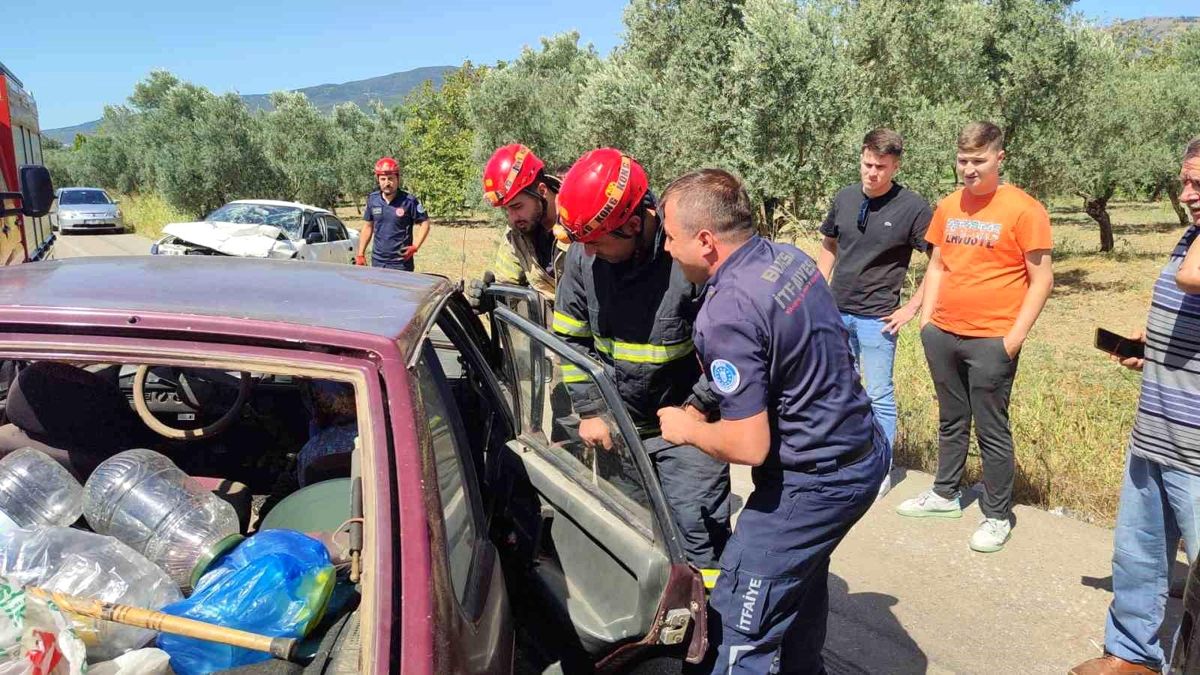 Orhangazi-İznik Karayolu'nda Baş Başa Çarpışan Arabalarda 6 Kişi Yaralandı