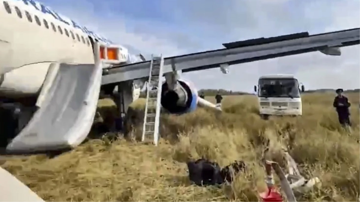 Rusya'da 167 kişinin bulunduğu yolcu uçağı tarlaya acil iniş yaptı