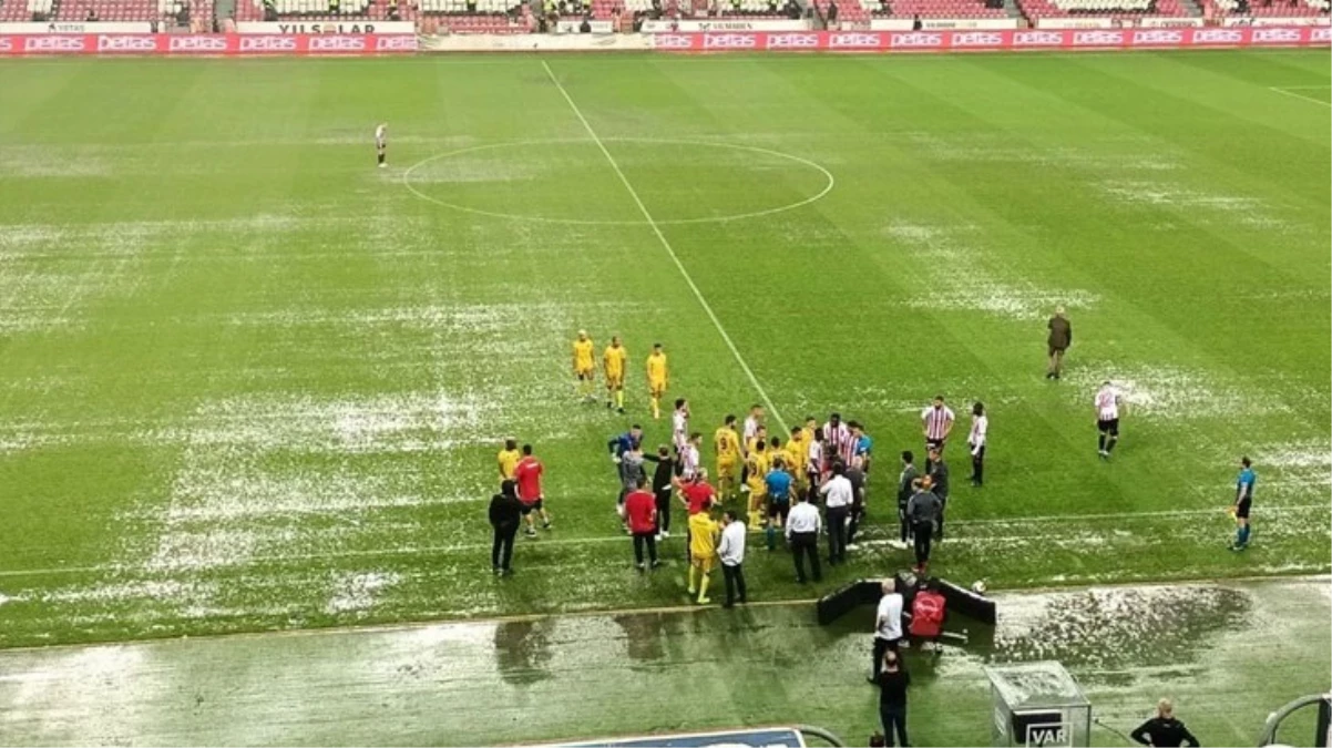 Samsunspor-İstanbulspor maçı sağanak yağış sebebiyle ertelendi