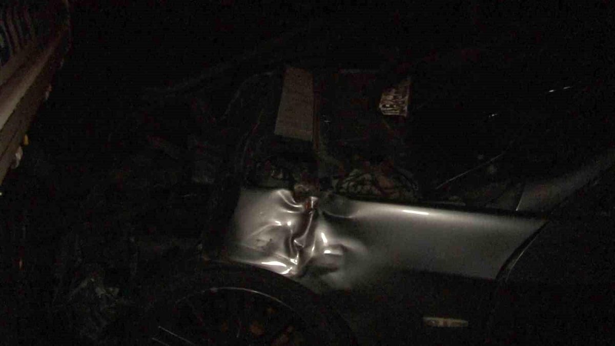 Ümraniye'de araba ve zabıta aracının karıştığı kazada 2 kişi yaralandı