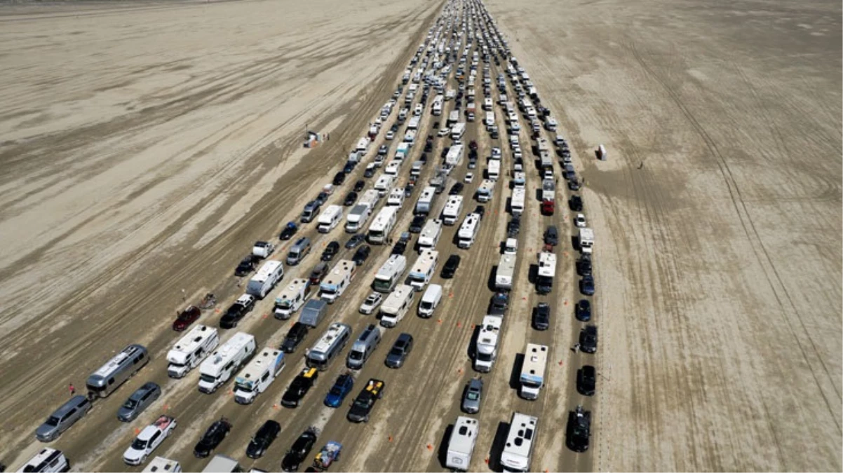 Yağmurla bataklığa dönüşen Burning Man şenliğinde mahsur kalan binlerce kişi alandan ayrılmaya başladı